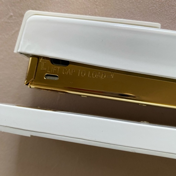 Sugar Paper Essentials • 20 Sheet Capacity Stapler White/Gold - Picture 6 of 13